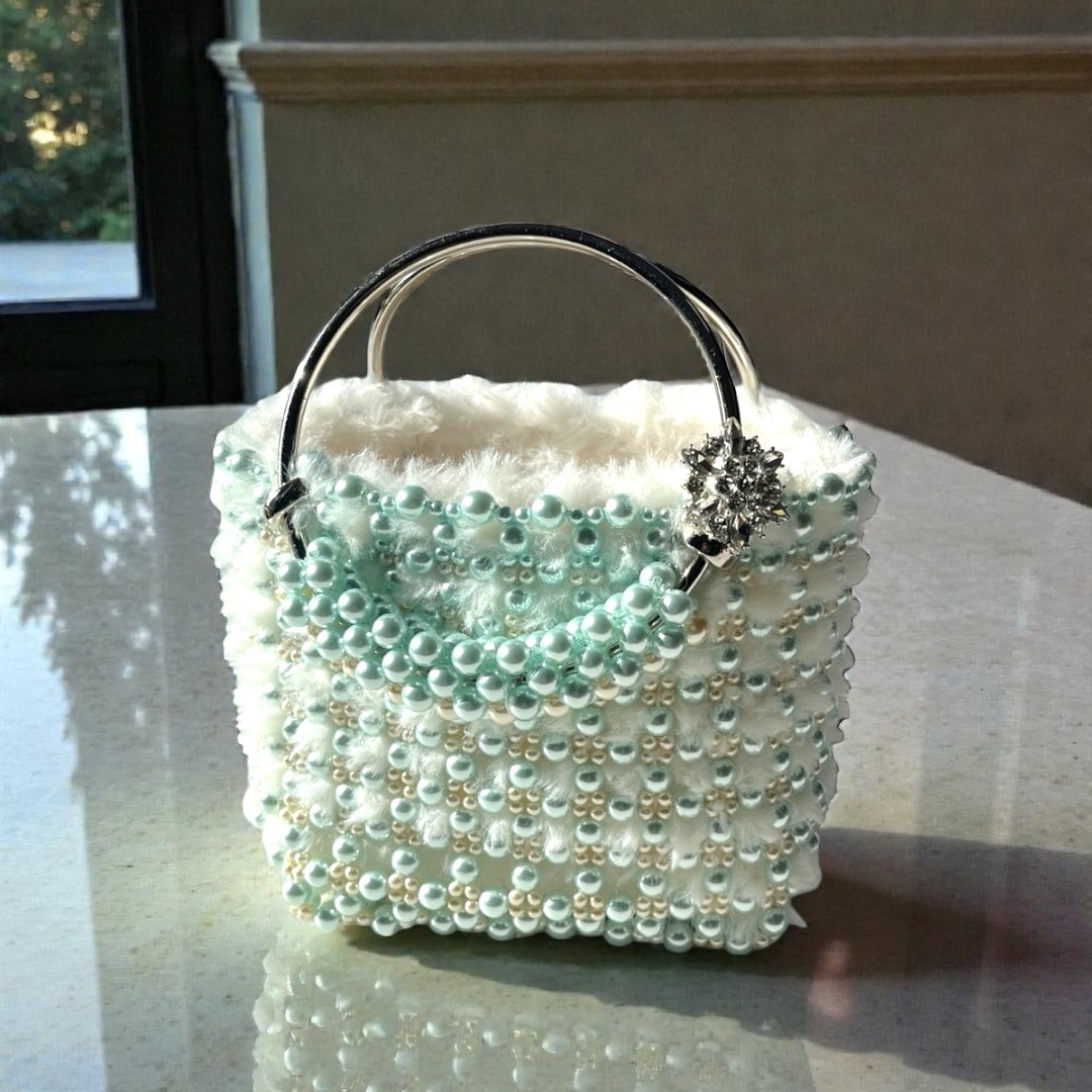 バールビーズとファーのビーズバッグ